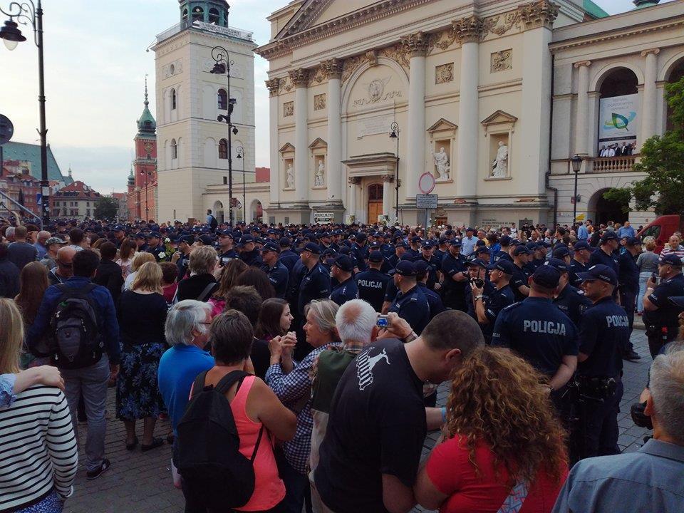 19:14) Oddziały Policji pod