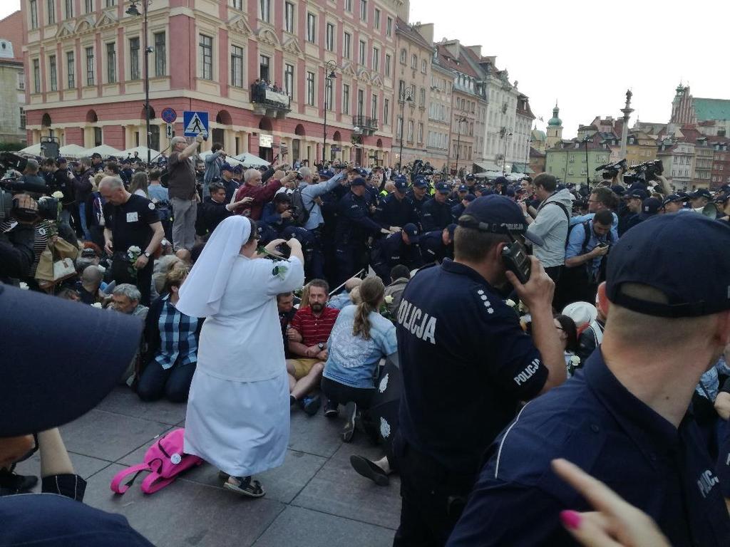 Blokada (godz. 20:06) Wynoszenie osób z blokady przez Policję (godz.