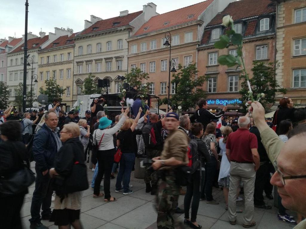 KONTAKT MIĘDZY UCZESTNIKAMI ZGROMADZENIA CYKLICZNEGO A KONTRDEMONSTRANTAMI Zarówno uczestnicy zgromadzenia cyklicznego, jak i kontrdemonstranci byli od siebie w zasięgu wzroku i słuchu jedynie w