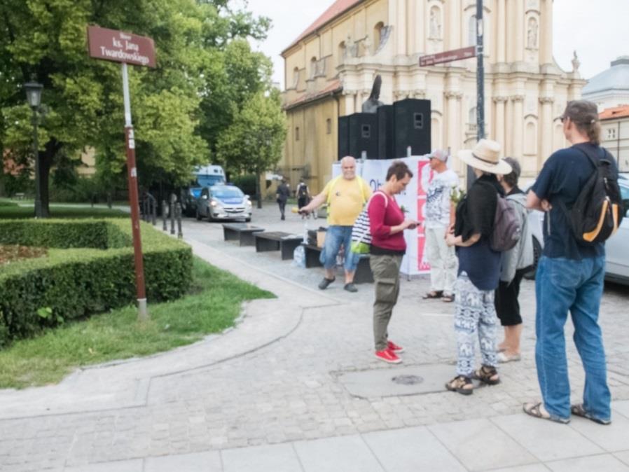 Zgromadzenie OSA na przeciwko budynku Krakowskie Przedmieście 11 (przy kościele Wizytek), w godzinach obserwacji liczba uczestników zgromadzenia utrzymywała się na poziomie poniżej 10 osób, pojawiła