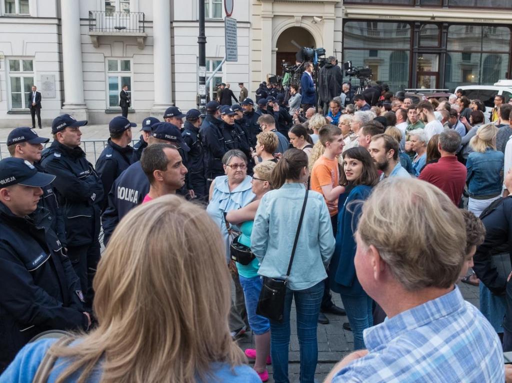 Blokada przez Policję dostępu do Pałacu Prezydenckiego od ul. Ossolińskich (godz. 20:23) Organizator na rogu ul.