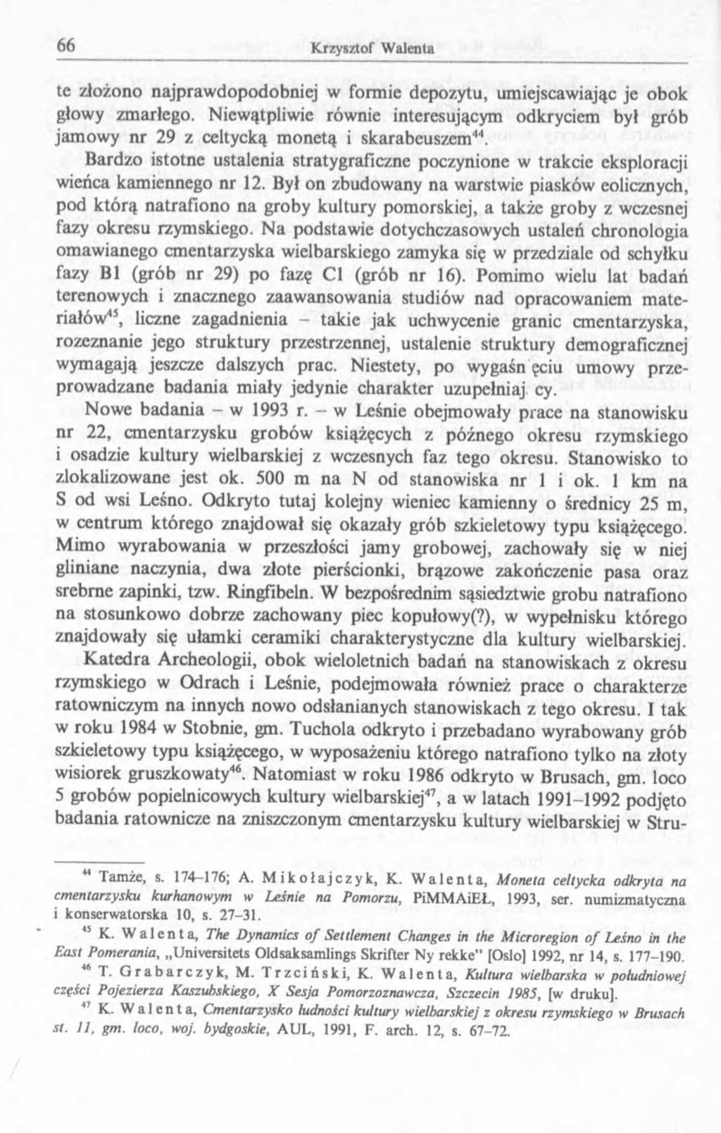 te złożono najprawdopodobniej w formie depozytu, umiejscawiając je obok głowy zmarłego. Niewątpliwie równie interesującym odkryciem był grób jamowy nr 29 z celtycką m onetą i skarabeuszem'*4.