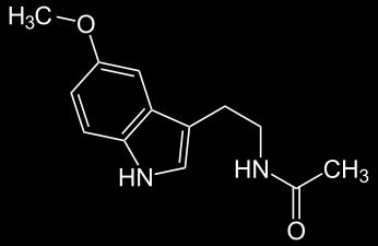 . Rys.1 Wzór strukturalny melatoniny Rys.2 Projekcja przestrzenna Po raz pierwszy melatonina odkryta została w 1958 roku przez dermatologa z Yale Aarona Lernera.