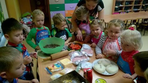 Listopad maluchy: Kolorowa pizza Pizza i kto