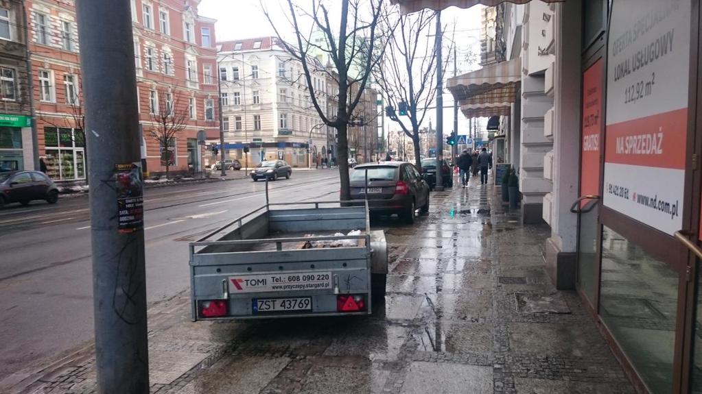 Usytuowanie zaniedbanych kwietników wzdłuż krawędzi jezdni powoduje dodatkowo, że kierowcy łamiący przepisy zajmują znaczną część chodnika. Często również pojazdy dostawcze jeżdżą wzdłuż po chodniku.