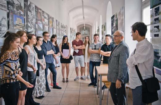 Il. 1. Wernisaż wystawy studenckich prac projektowych. Rekreacja w miejscu zamieszkania 23.06.2016. Od prawej: dr Jarosław Huebner, prof.