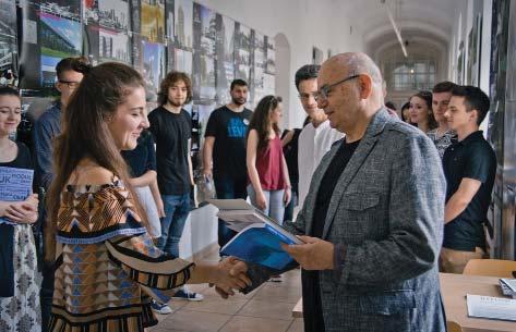 Il. 3. Wernisaż wystawy studenckich prac projektowych. Rekreacja w miejscu zamieszkania 23.06.2016. Prof. Wacław Seruga wręcza nagrodę Dyrektora Instytutu Projektowania Urbanistycznego prof.
