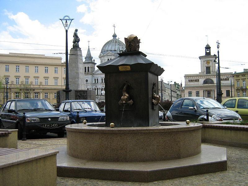 54 II. Studnie publiczne. Studnia publiczna na Placu Wolności w Łodzi W województwie łódzkim zewidencjonowanych jest 282 studnie publiczne (287 w 2008r.).