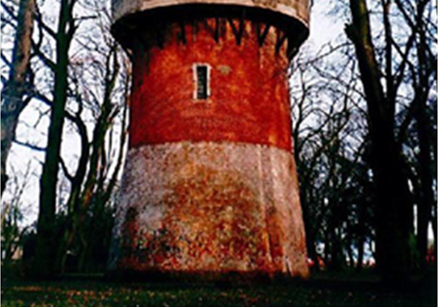 Stropodach pokryty jest papą asfaltową na płycie żelbetowej grubości 140 mm, opartej na dwuteowych belkach 160 i podciągach 240.