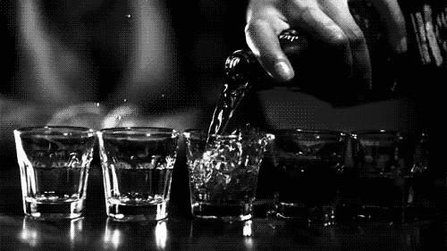 TYPY ALKOHOLIZMU alfa - uzależnienie od alkoholu ma wymiar psychiczny beta - spożywania alkoholu wywołuje pewne konsekwencje fizyczne gamma - organizm wykazuje coraz większą tolerancję na alkohol,