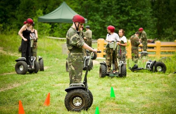 DODATKOWE ATRAKCJE NA ZEWNĄTRZ Paintball / Speedball Pojedynek strzelecki Team building Maszyna Goldberga Ścianka wspinaczkowa