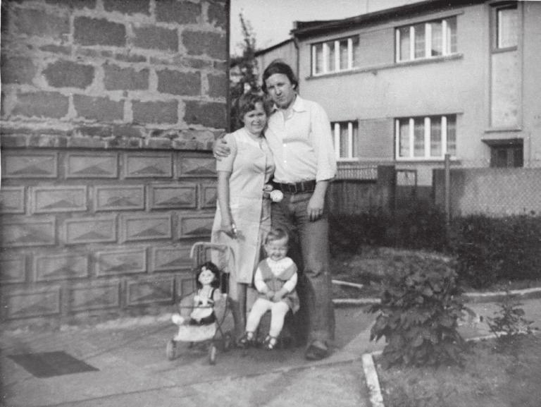 Joachim Gnida z żoną Renatą i córką Aleksandrą Fot. Archiwum ŚCWiS 1981 r. dwukrotnie urywał się i wracał do domu, do ukochanej żony Renaty i córeczki Oli. 16 grudnia o godzinie 5.