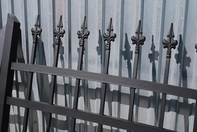 Bramy metalowe Nieodzownym elementem każdego ogrodzenia są bramy, dostępne również w firmie. - Oferujemy szeroki wybór bram na indywidualne zamówienie.