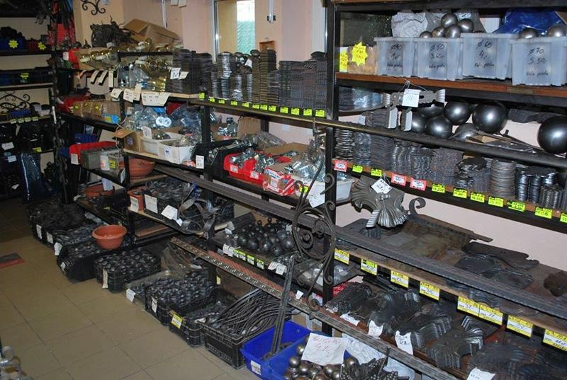 Siedziba firmy mieści się w Tczewie, gdzie znajduje się również sklep firmowy, zaś produkcja