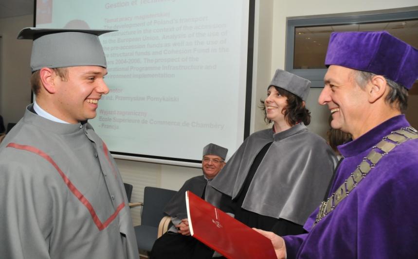 Wszyscy studenci tych studiów przebywają co najmniej przez jeden semestr w uczelniach zagranicznych.