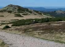 10 ATLAS Geoturystyka i geostanowiska GEORÓŻNORODNOśĆ I GEOTURYSTYKA W KPN I OTULINIE Geoturystyka to stosunkowo nowa forma turystyki, która nastawiona jest na