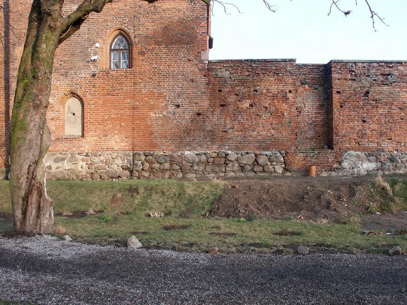 11 Fot. 3 Widok ogólny na elewację zach. zamku i muru kurtynowego.