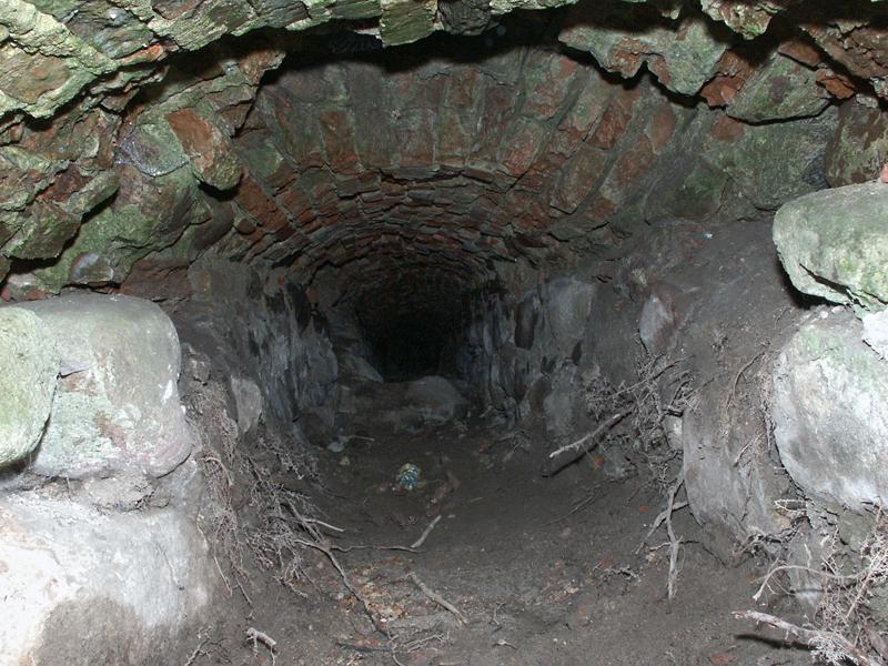 12 Fot. 4 Widok wnętrza średniowiecznego murowanego podziemnego kanału odwodnienia.