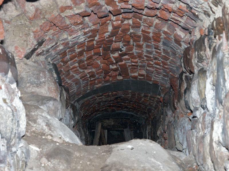 13 Fot. 5 Widok wnętrza średniowiecznego murowanego podziemnego kanału odwodnienia.