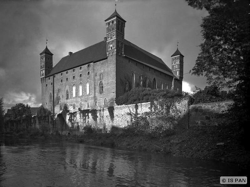 27 Fot. 19 Widok ogólny zamku od strony pd.-zach. od rz. Łyny, stan z ok. 1935 r.
