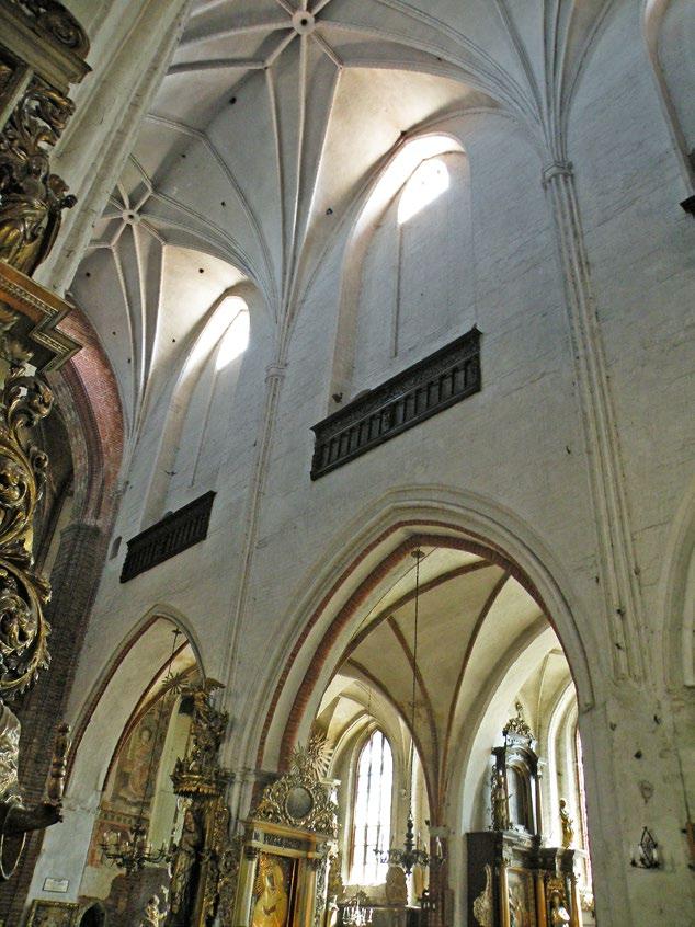 26 zdecydowano się też na naśladowanie modelu wrocławsko-krakowskiego, z prostym zamknięciem i obejściem ortogonalnym, który jednak także jest dość odległy od francuskiego modelu katedralnego 37.
