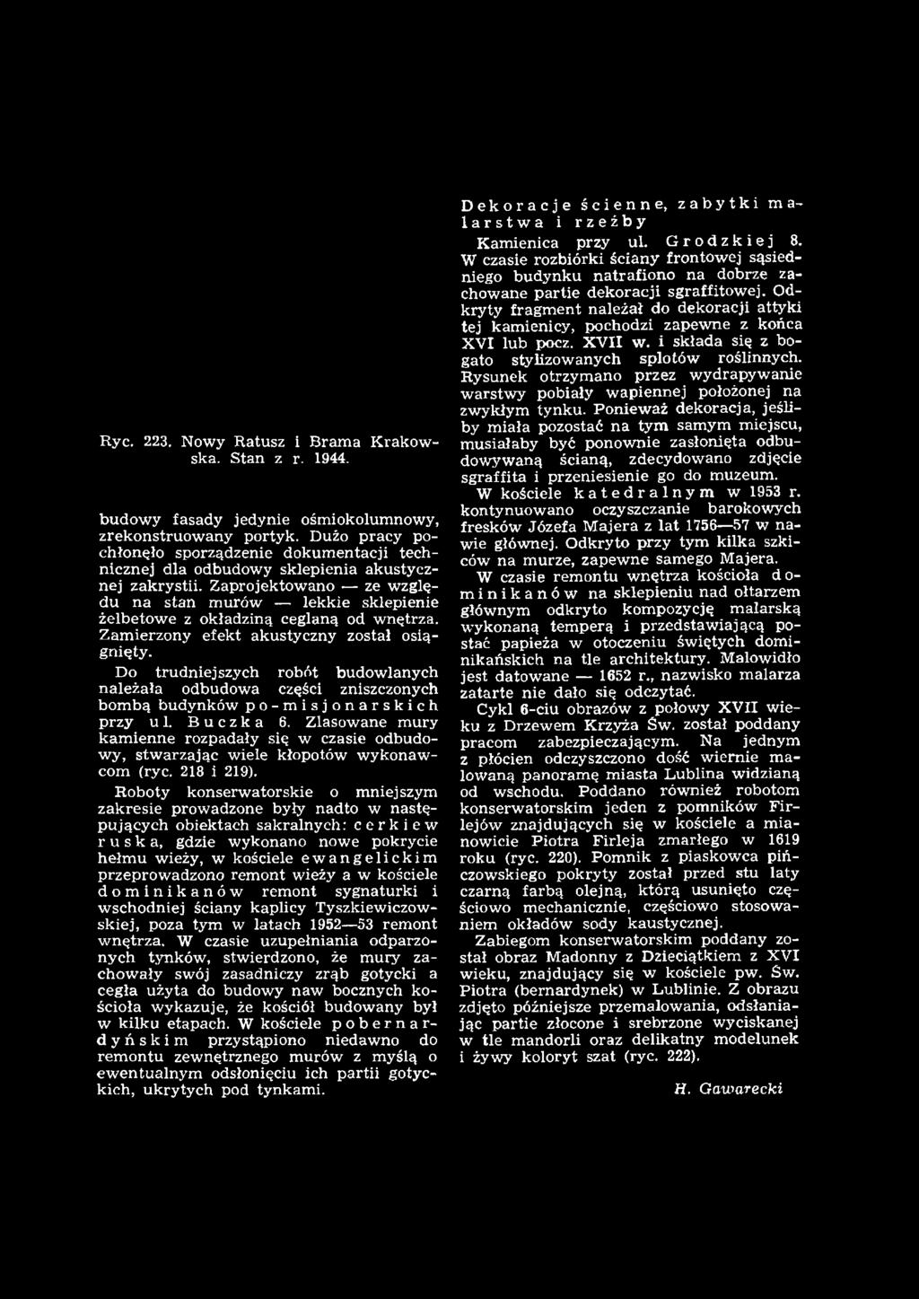 Ryc. 223. N ow y Ratusz i Brama K rakowska. Stan z r. 1944. budow y fasady jedynie ośm iokolum nowy, zrekonstruow any portyk.