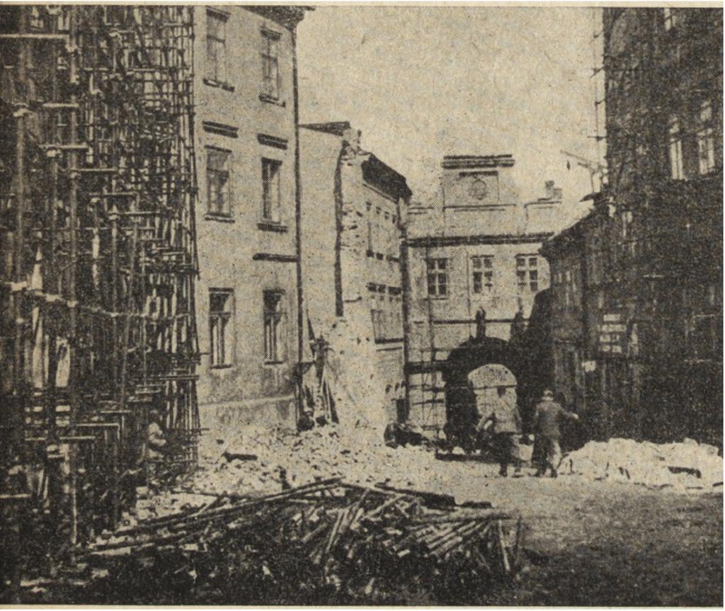 Znika w ów czas bezpow rotnie w artościow a zabudowa dzielnicy Podzamcza, w szczególności bogata w m otyw y architektoniczne XVII i X VIII w ieku ulica Szeroka, Jateczna i Zamkowa oraz zaw ierająca