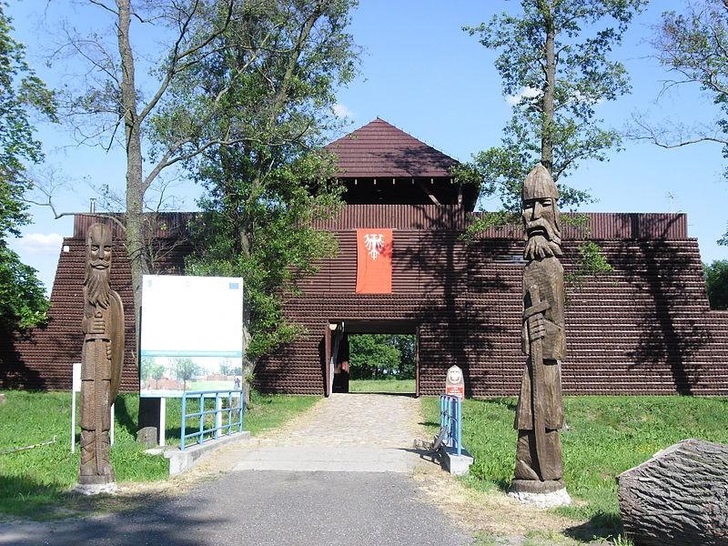drewna i 84 tys m³ ziemi. Znajduje się ono obecnie na lewym brzegu rzeki, w odległości ok. 400 m na wschód od dworu i zajmuje powierzchnię 4,7 ha. Archeolodzy znaleźli tu m.in.