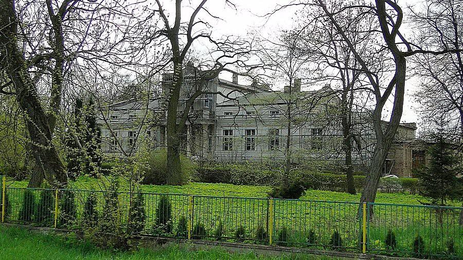 prywatną. Dwór otacza park o powierzchni 0,9 ha. Zespół dworski wpisano do rejestru zabytków pod numerem 2200/A z 28. 09. 1990 roku. Ryc. 3 Zespół dworski w Grzybowie Źródło: http://photo.bikestats.