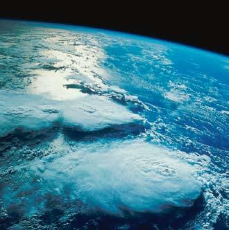 ciśnienie atmosferyczne Nad powierzchnią Ziemi znajduje się atmosfera, czyli powietrze (Ryc 3). Górne warstwy powietrza naciskają na dolne.