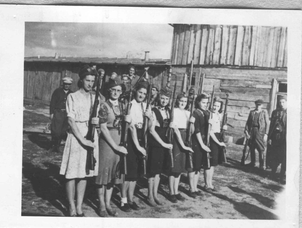 Batalionów Chłopskich znajdują się nadal ciekawe fotografie, które obie placówki systematycznie pozyskują. 2. Wśród licznych zdjęć zamieszczonych w książce sporo przedstawia kobiety.