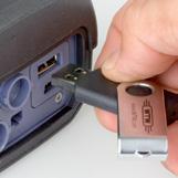 dzięki wsparciu dla technologii bezprzewodowej Szybki przesył danych Wodoszczelne gniazdo Mini USB-B do komunikacji z PC Bezpieczne zasilanie Praca w terenie na niezawodnych bateriach