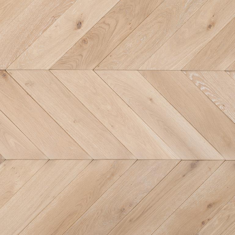 Wnętrza z podłogą z jodełki francuskiej mają bardzo elegancki charakter, takie ułożenie często stosuje się w odnawianych kamienicach jak i nowoczesnych, modernistycznych apartamentowcach Jodełka