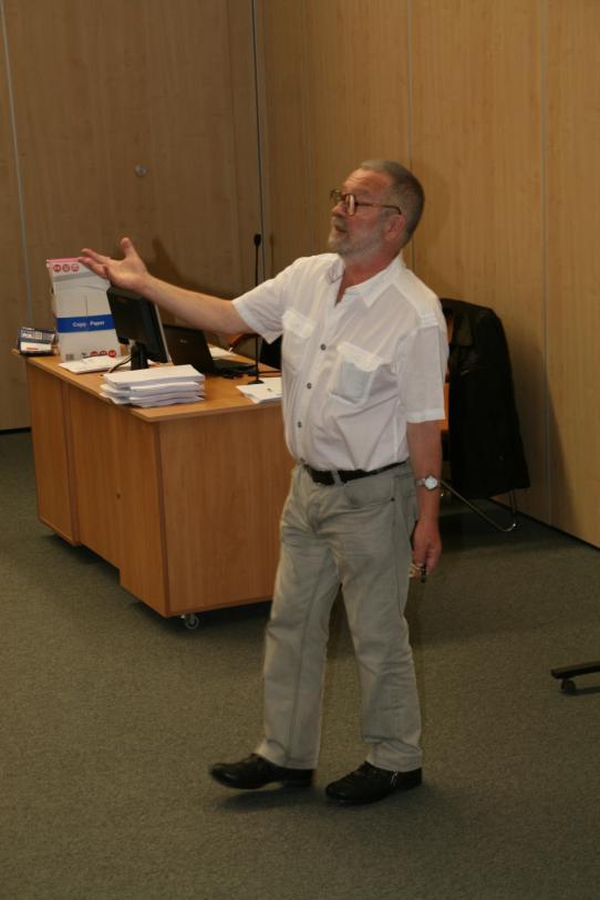 Profesor Marek Kordos na pierwszym wykładzie tegorocznych Dni Matematyki zaprosił najmłodszych na wyprawę do krainy Alicji.