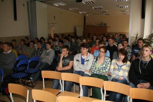 Niestrudzony popularyzator matematyki, szef znanego prawie wszystkim czasopisma Delta wędrował po tej tajemniczej i czarodziejskiej krainie gdzie wszystko wygląda inaczej niż w naszym świecie.