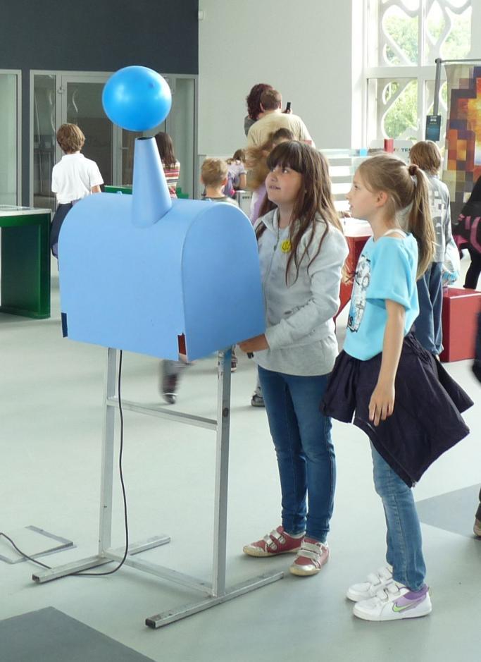 Wystawa Tajemnice fizyki to 24 stoiska interaktywnej zabawy z akustyką, elektrycznością, magnetyzmem, zabaw logicznych i konstrukcji, takie małe