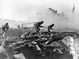 Bitwa pod Stalingradem Bitwa pod Stalingradem była jedną z największych bitew II wojny światowej. Toczyła się w okresie od 17 lipca 1942 do 2 lutego 1943 roku.