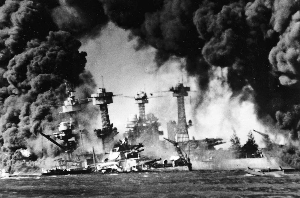 Pearl Harbor 7 grudnia 1941 r. rozpoczął się japoński nalot na bazę Pearl Harbor, rozpoczynając tym samym wojnę na Pacyfiku. Na dzień ataku została wybrana niedziela, aby opóźnić reakcję.