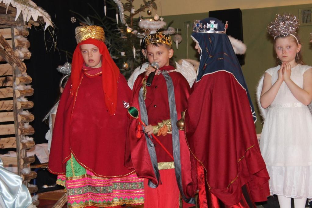 Uczniowie w specjalnie przygotowanych kostiumach oraz we wspaniałej scenografii nawiązującej do Betlejem, przedstawili sceny narodzin