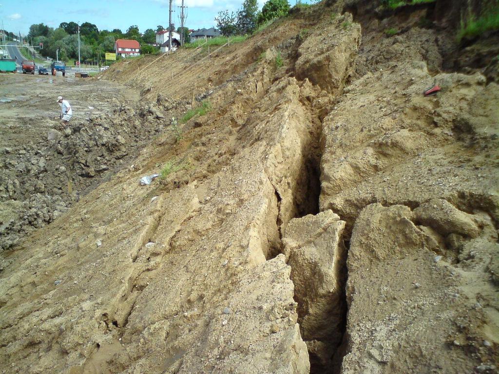 Stateczność skarp Pęknięcia w koronie skarpy Efekt