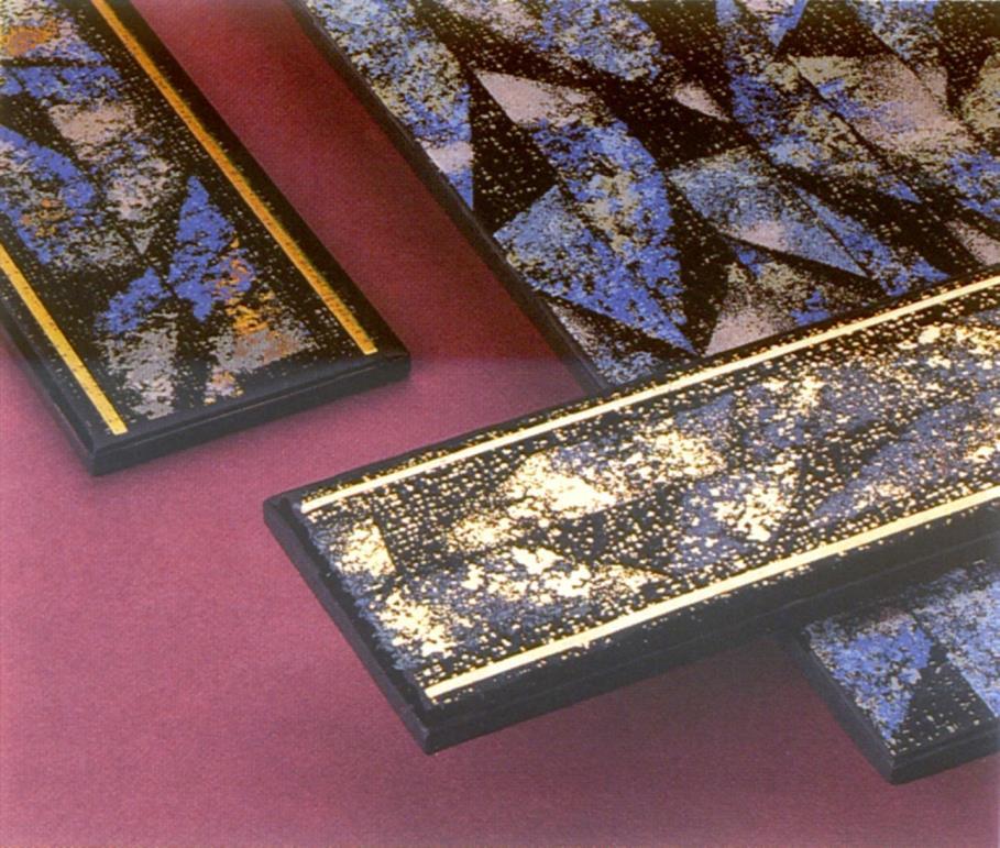 Zastosowanie pigmentów perłowych w ceramice W ceramice ograniczone zastosowanie; TiO 2 rozkłada się w temperaturze nieco powyżej 1000 C i krystalizuje w trakcie chłodzenia nie w
