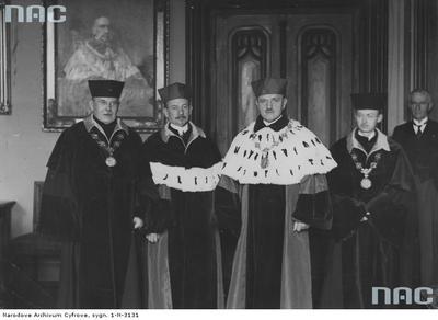 Stanisław Skoczylas prorektor, prof. Karol Łowiński dziekan Wydziału Hutniczego (od lewej) 1927-12-07 NAC: 1-N-3131 46. Inauguracja roku akad.