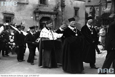 Krause (I rząd, 1. z lewej), prof. W. Staronka (I rząd, 1. z prawej) 1933-06-18 NAC: 1-P-3437-17 48. Uroczystości 600. rocznicy koronacji Kazimierza III Wlk.