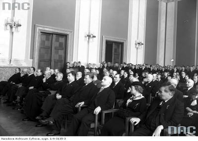 Taklińskiego rektora AG, (siedzą od lewej): prof. W. Budryk dziekan Wydz. Górniczego, prof. R.