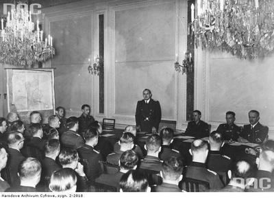 62. Gubernator Hans Frank przemawia podczas posiedzenia rządu