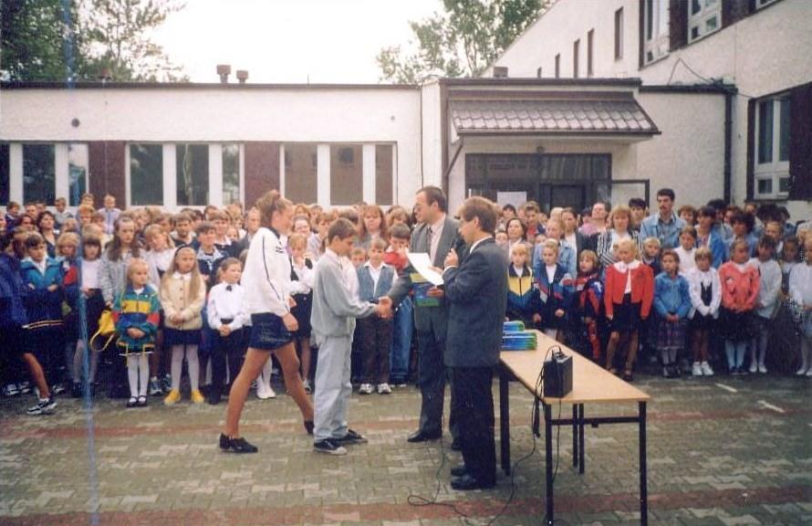 1 września 1999 roku rozpoczęła działalność nowa trzyletnia szkoła gimnazjum, której dyrektorem został pan Zygmunt