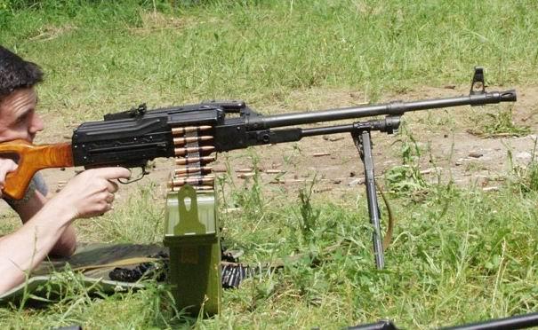 Uniwersalny karabin maszynowy PKM, obok