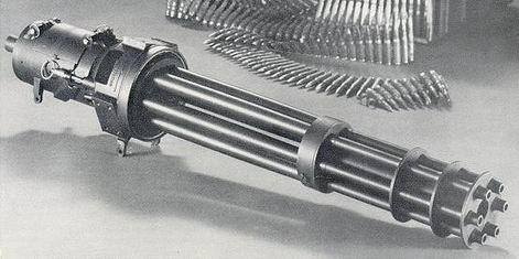 Karabin strzela standardowym natowskim nabojem karabinowym 7,62x51mm, zasilanie odbywa się z metalowej taśmy rozsypnej.