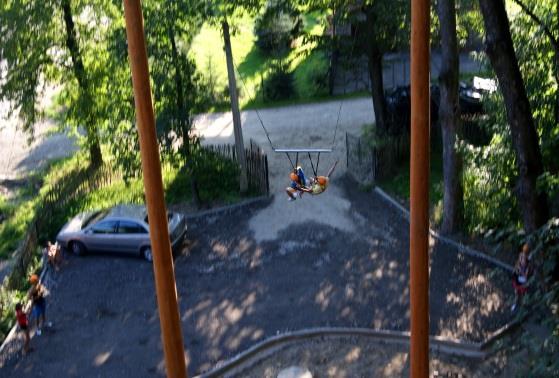 Przy czym trasa jest podzielona na dwie części, grupa musi podzielić się na dwie drużyny i ustawić w dwóch miejscach startowych.