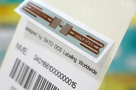 Wykorzystanie znaczników usprawnia zarządzanie procesami dostaw produktów. Indywidualny numer towaru zapisany w znaczniku EPC/ RFID nosi często nazwę Elektronicznego Kodu Produktu EPC (ang.